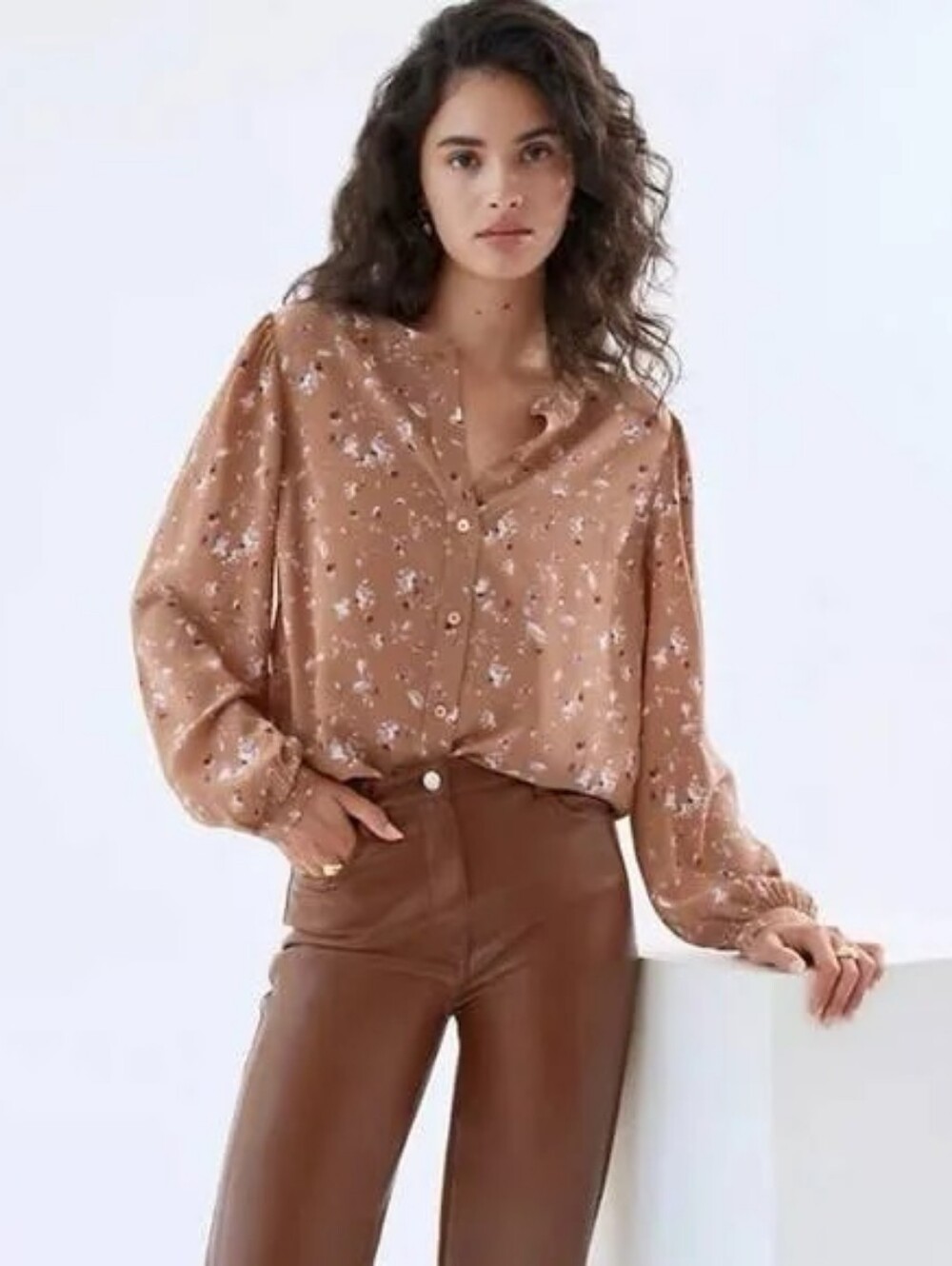 Aritzia Wilfred Blouse Naomi 100% Silk Button down Shirt Size Medium